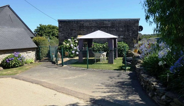 Studio "Ti Maen" with Heated Pool in Plougonver