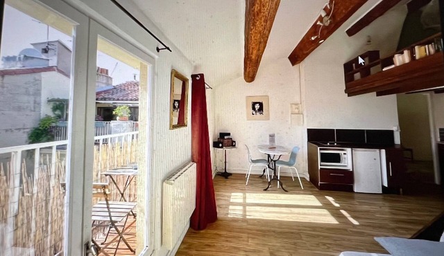 Studio with balcony in the heart of the old town (& 3min walk from the old port)