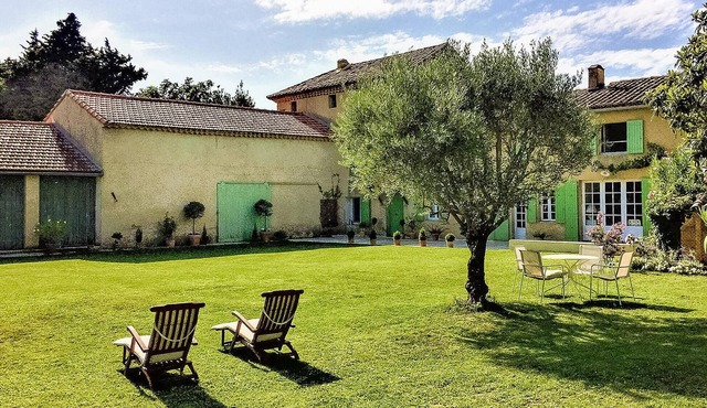 Stunning home in Violès