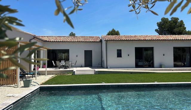 Stunning, modern 4-star villa with a pool and views of Mont Ventoux in Carpentras