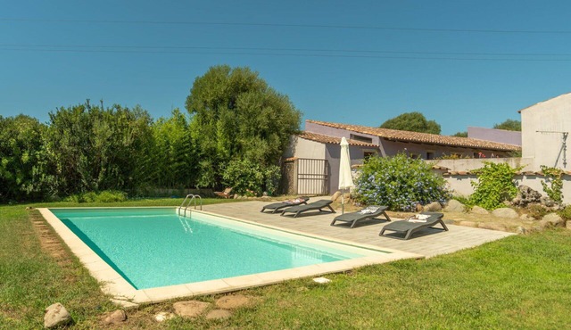 Stunning private villa with private pool, WIFI, A/C, TV, patio, pets allowed and panoramic view in Longareddu