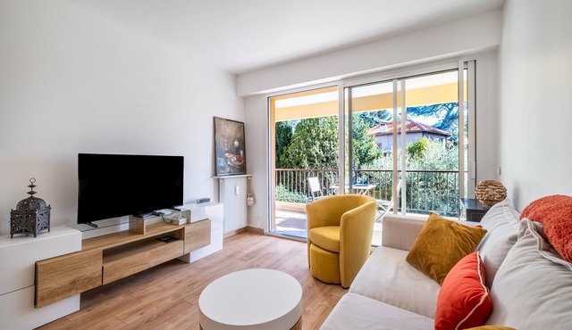 Sunny Break – Cozy Retreat Steps from the Sea