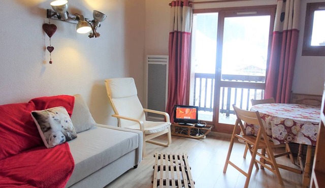 Sunny Duplex Apartment, Sleeps 5, Pool, Near Shops & Slopes in Arêches-Beaufort