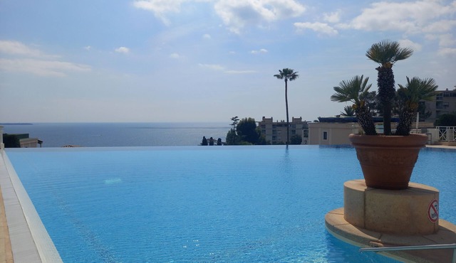 Superb 2/3-room apartment with terrace and pool. View of boats and islands.