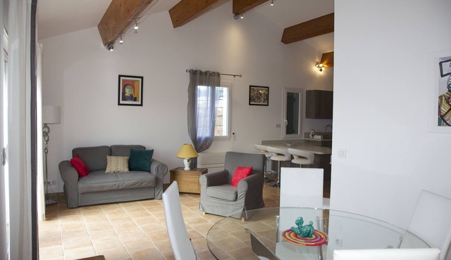 Superb new T3 apartment in the heart of Sanary, 100m from the port, 2 minutes on foot,