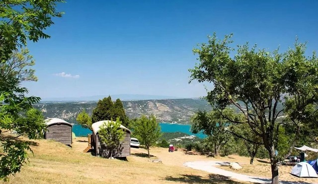 Travel trailer with lake view - 20.40 m² - 2 bedrooms (2 adults + 2 children) - Air conditioning - Sleeps 4