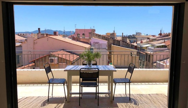 Un balcon dans les rues piétonnes