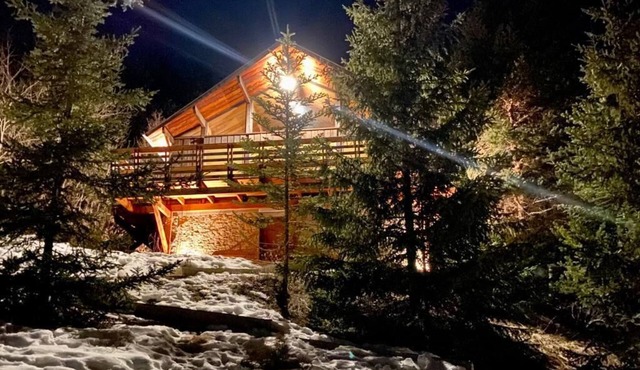 Un Chalet Chaleureux Dans un Écrin de Nature in Enchastrayes
