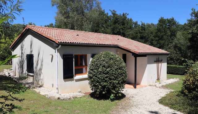 Vacation home France * with 2 bathrooms, spacious private garden & Golf course around the corner in Écuras