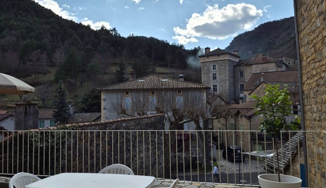 Vacation Home with Stunning Mountain Views and Wi-Fi in Peyreleau