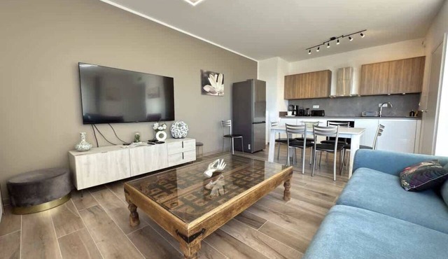 Valras-Plage Luxury: Sea Views, Jacuzzi & Pool! in Sérignan