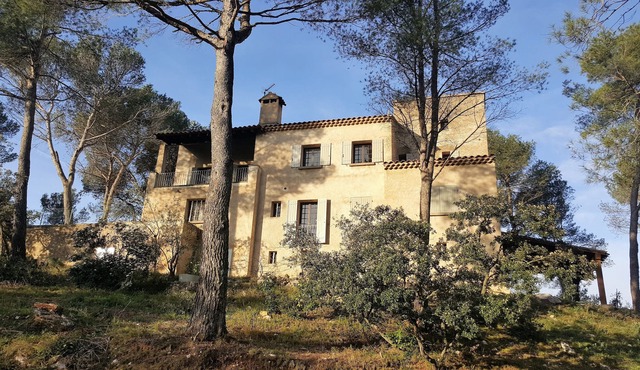 VERY LARGE VILLA IN LA PINEDE AT THE FOOT OF LUBERON