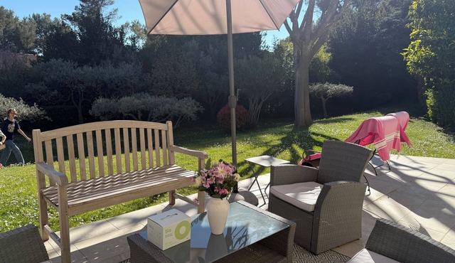 very nice House with big garden, trees, grass and swimming pool for 1 à 8 persons