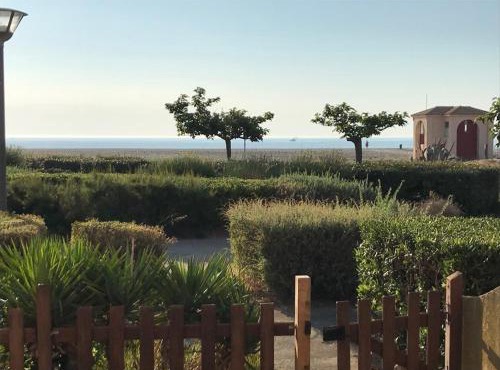 Villa 2 Pièces Climatisée avec Terrasse, Face à la Mer, Parking Privé, Proche Commerces et Plage - FR-1-81-343