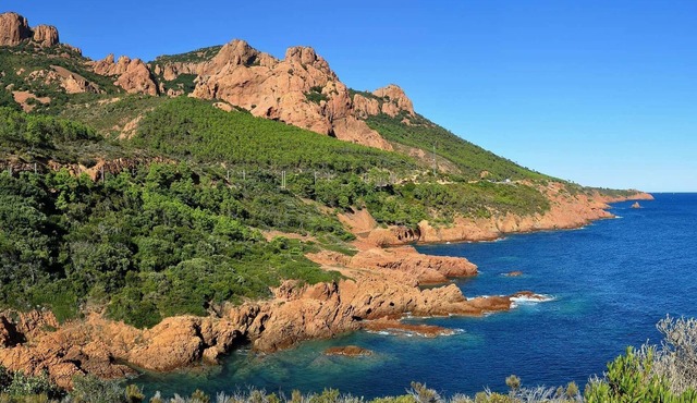 Villa and garden with sea view and bay of Cannes in the quiet Esterel with swimming pool!