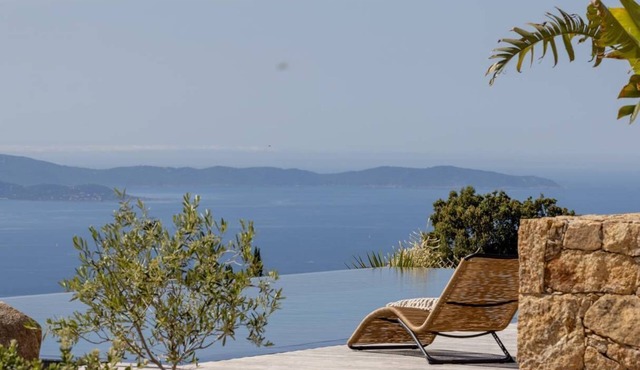 Villa ALLEGRIA - Architect-designed villa with infinity pool - Sea et mountain views - Sleeps 13. in ALATA