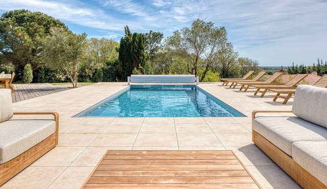 Villa Belvédère: Panoramic View, Pool, Jacuzzi, Sauna, Boules, Sleeps 15 in Brem-sur-Mer
