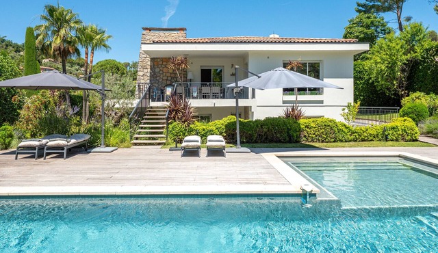 Villa Bleu de Mougins – Luxury villa with heated pool near Cannes
