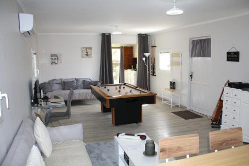Villa complète neuve, piscine privée et billard