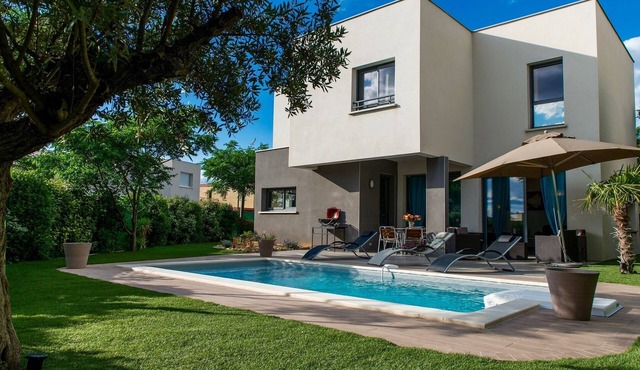 Villa des Arts: 100 m from the beach, pool, air conditioning, 6 bikes, and a charging station ❤️