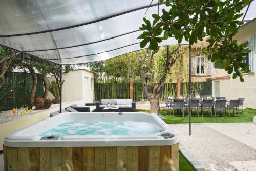 VILLA DES PERGOLAS -6 Bdrs - 5 bathrs -Parking -Jardin -JACUZZI -TRAMstation , 10 min beach in Nice