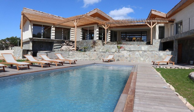 Villa Exceptionnelle Avec Piscine Chauffée et spa in figari