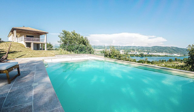 Villa for 10 people with a private pool