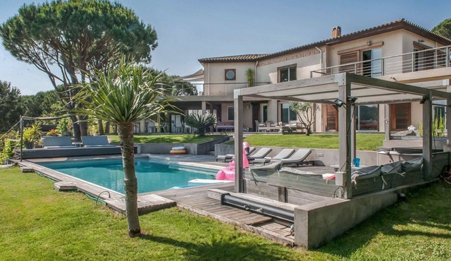 Villa Gemeaux - Five Bedroom Villa, Sleeps 10