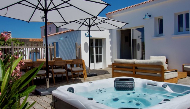 Villa Ker Tesson: Private Jacuzzi, Port 700m, Fisherman's House, 10 guests in L'Île-d'Yeu