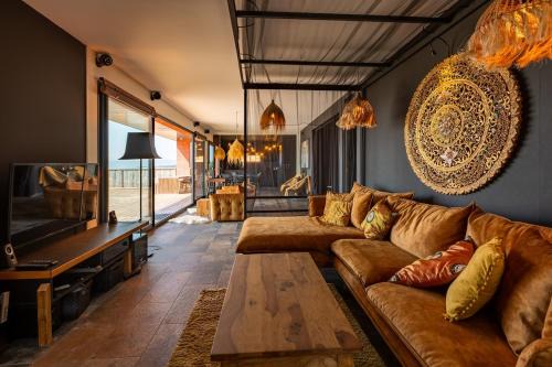 Villa LÂO, 220m2, insolite luxe, immersion asiatique, Vue exceptionnelle, Spa, Sauna, Piscine, lit géant suspendu, massages, etc