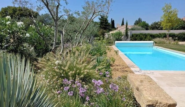 Villa located a 10-minute walk from the charming Provençal village of GRANS