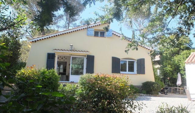 Villa near sea and shops