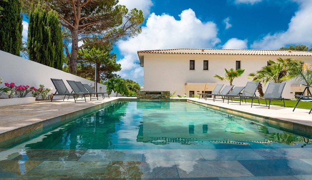 Villa Romy, new, quiet location with shared pool