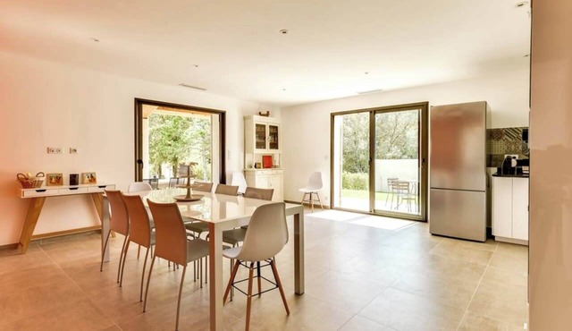 “Villa Tranquilla: Charming Retreat with Swimming Pool in Lourmarin”