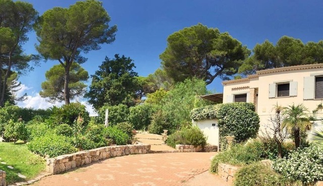 Villa with pool in walking distance to Mougins School