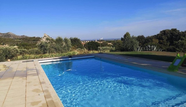 Villa with swimming pool and air conditioning in the heart of the Alpilles, 12 people