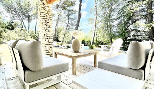 Villa with swimming pool in the heart of Provence, in a half-hectare park