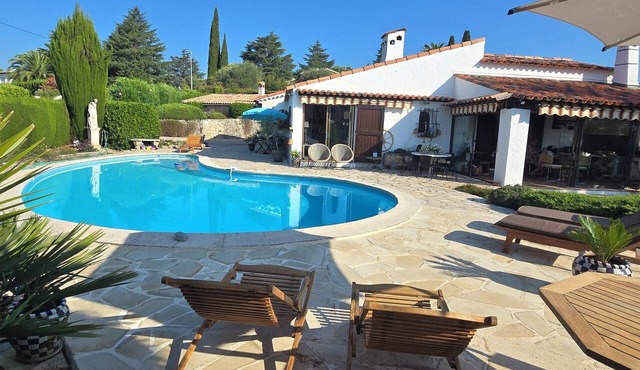 Villa with swimming pool and sea view, in the peace and quiet of a large garden with trees and flowers