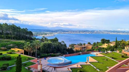 Vue mer et sur la baie de Cannes piscine 450m2 randonnée VTT au pied de l Esterel Manet