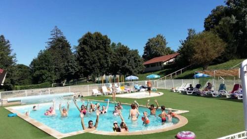 ZEcamping 4 étoiles dog friendly avec club enfant piscine chauffée et tennis