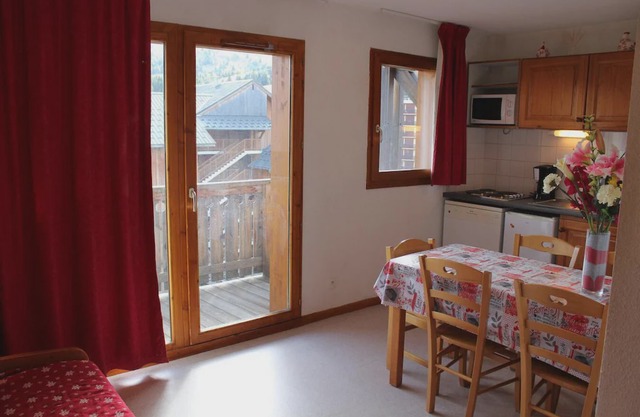 200m from resort center, 3rd floor, view mountain, balcony, parking, tv, ski locker, 31m²