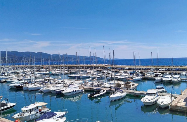 Charming T2 in La Favière with pool and private parking, near beaches and shops