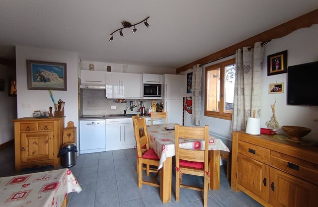 Comfortable apartment, large south-facing terrace, close to slopes, pets and parking