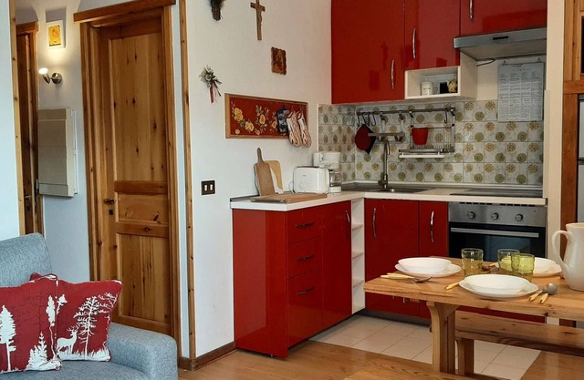 Cozy Mountain Studio with South-Facing Balcony, Sleeps 5, Close to Ski Lifts and Shuttle