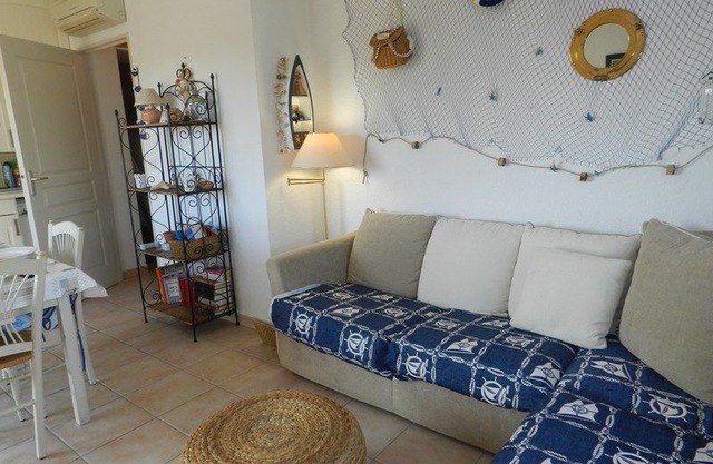 La Londe Les Maures CHARMING 2 ROOMS WITH AIR CONDITIONING. WELL EQUIPPED. Close to the port and the beach.