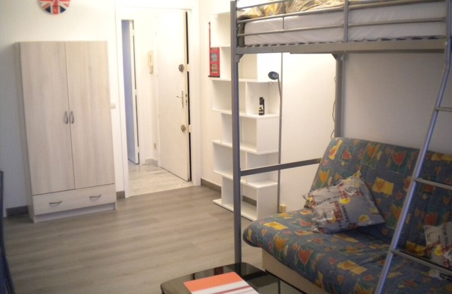 NICE - LARGE BRIGHT Studio, CROSSING with Independent Kitchen City Center