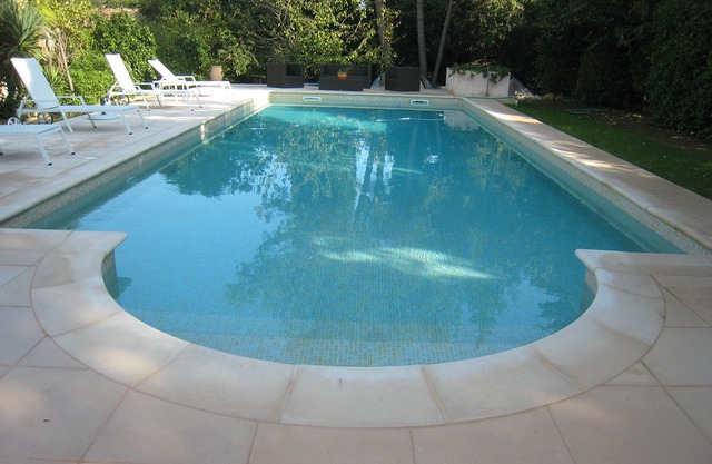 Rent 3 bedrooms in villa with pool in Mougins