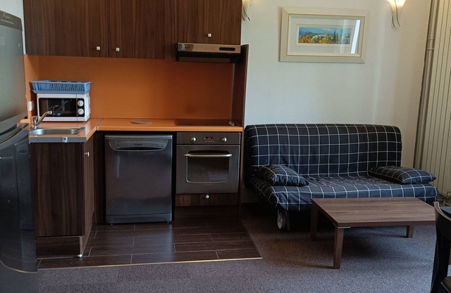 T3 apartment in castle with pool and WIFI, pets allowed, 6 people