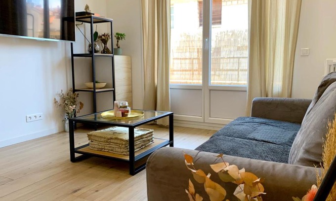 Liberation Apartment | Calm & Sunny 1 BD City Center Close SEA & TRAM - Outside & AC