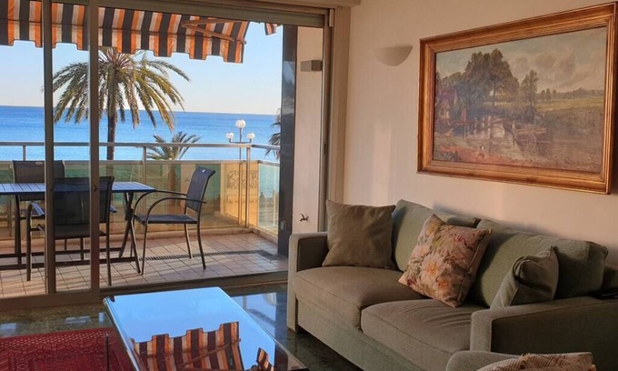 Carre d'Or Apartment | nice view Facing the sea . free parking